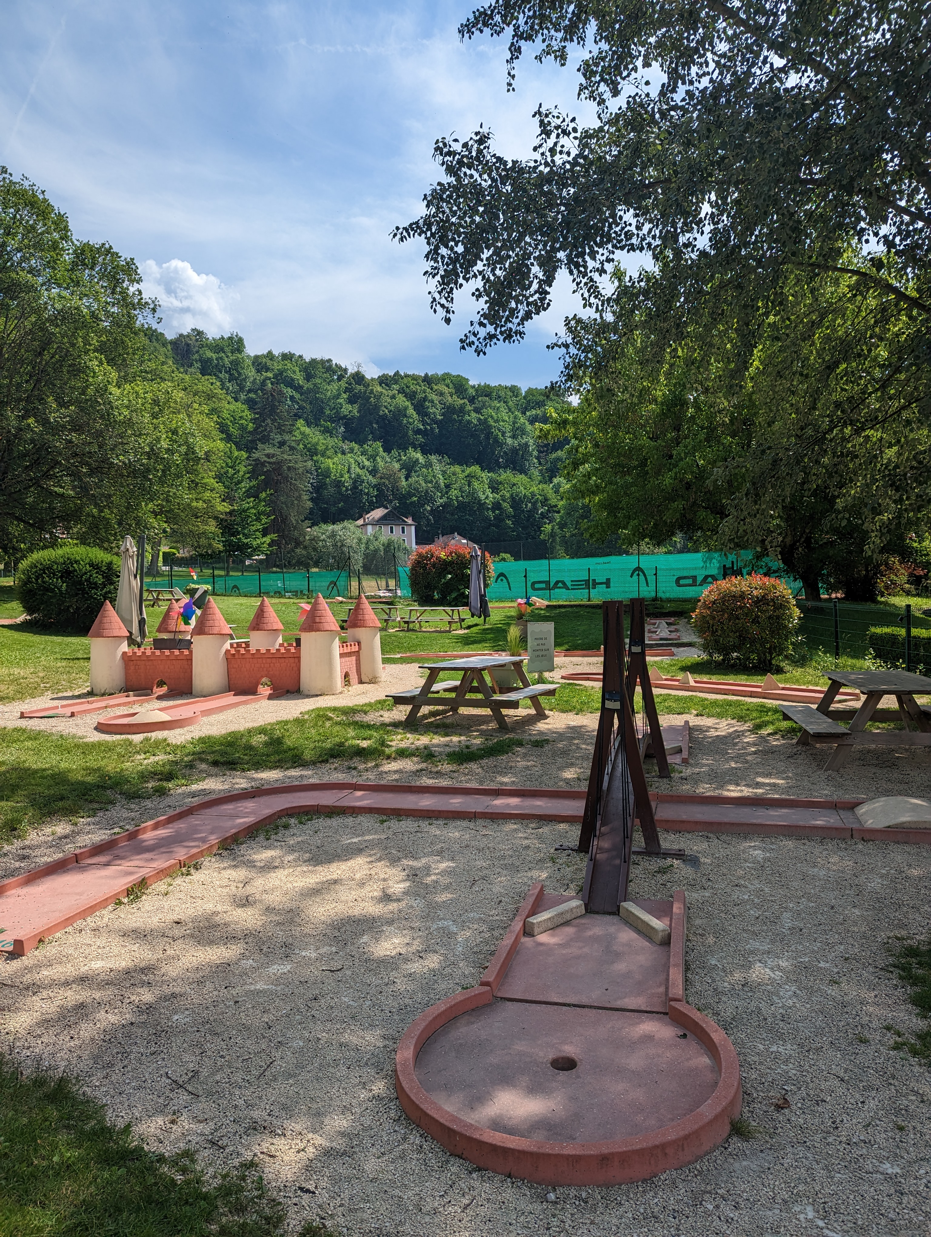 Mini-golf dans le cadre verdoyant d'Uriage Loisirs